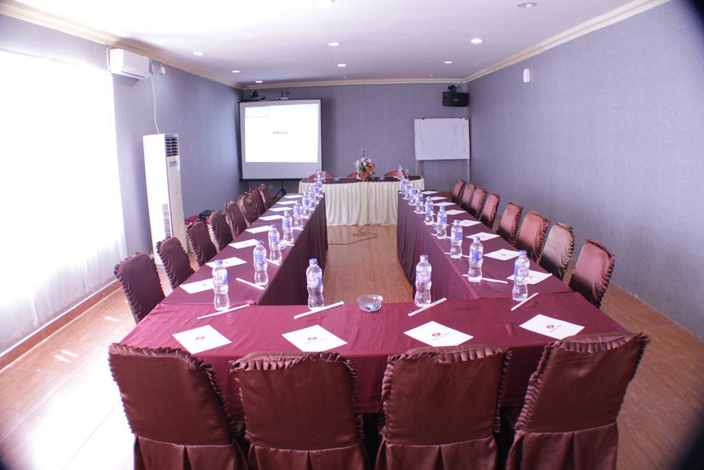 Grand Duta Hotel Palu Exterior photo