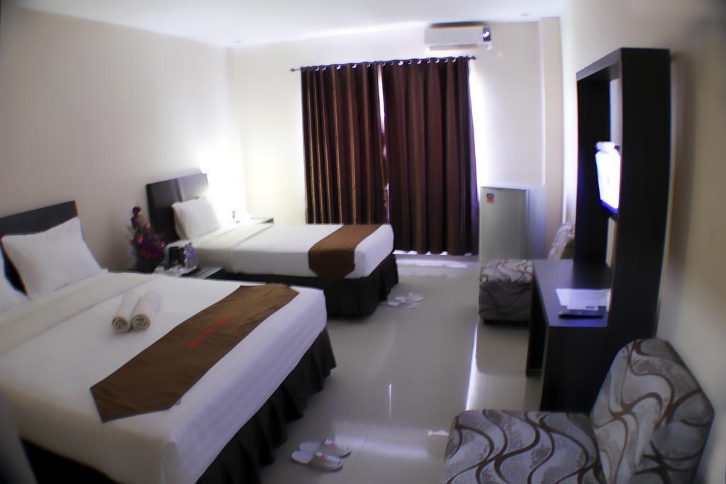 Grand Duta Hotel Palu Exterior photo